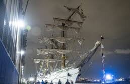 mexican navy ship crash brooklyn bridge